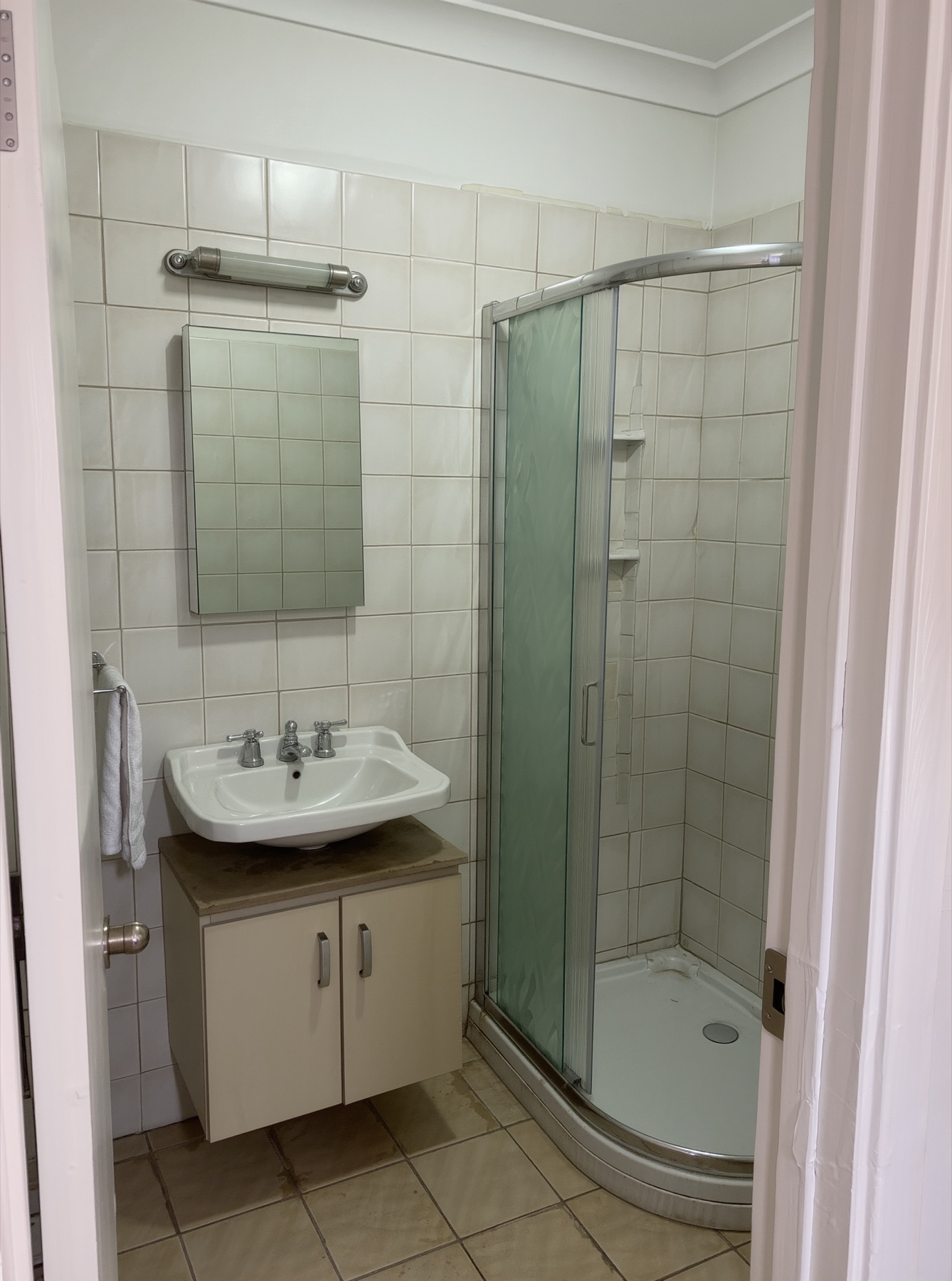 Illustration of a typical dated bathroom